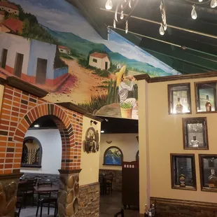 Cute interior, lots of seating #ReviewsByRL