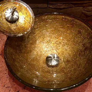 Men&apos;s room wash basin