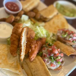 a plate of tacos and chips