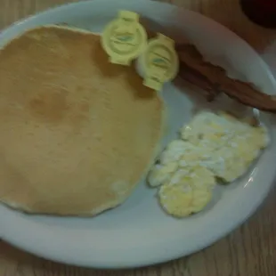 Raw eggs, burnt bacon, pancake :(