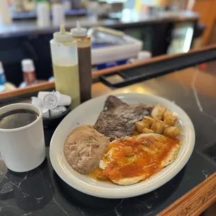 Huevos rancheros con carne asada