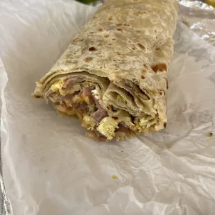 Burrito de desayuno de jamón (breakfast burrito with ham)