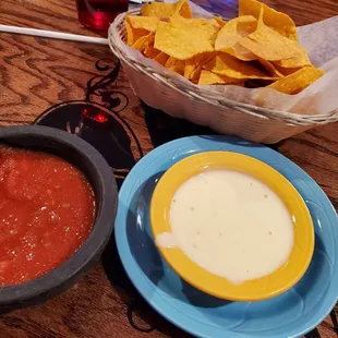 Chips, salsa, queso blanco