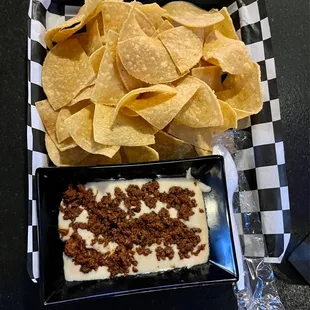 Queso fundido con chorizo