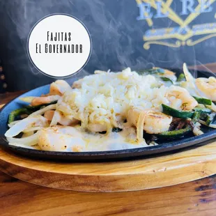 Fajitas El Gobernador/ Grilled shrimp with poblano peppers,onions topped with cheese
