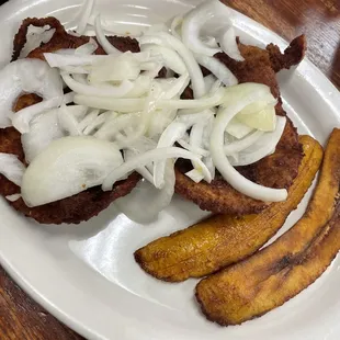 Breaded chicken with fresh onions and maduros