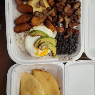 Very friendly staff and delicious food! I ordered Bandera Paisa and chicken empanada.