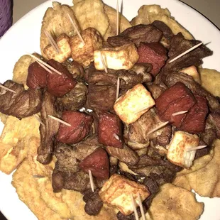 Picadera (Tostones , salami, carne frita , queso frito)