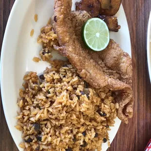 Arroz con gandules y pescado frito