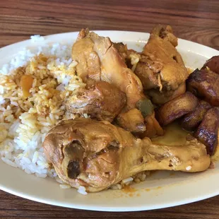 Arroz blanco, pollo y plátanos