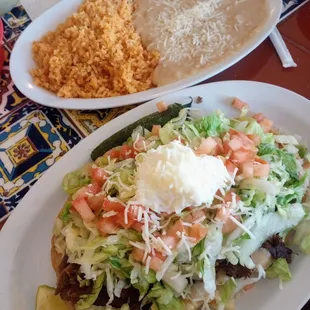 Huarache with shredded beef (amazing) and the always godly rice 'n' beans.