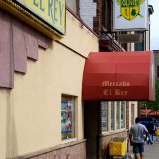 the entrance to el rey