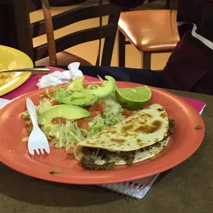 Una quesadilla de Bistek con ensalada