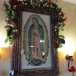 El Rey decorates for the true Christmas experience.