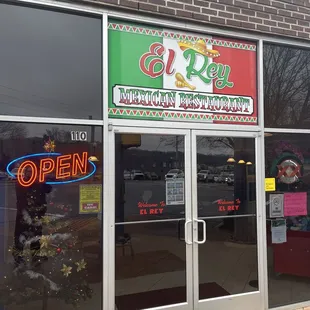 the entrance to el rey mexican restaurant