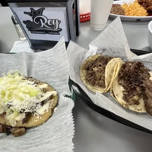 Huaraches, tacos de barbacoa