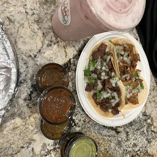 Tacos! Y Agua de fresas con leche.
