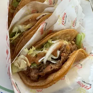 Taco d chicharrón prensado y de res