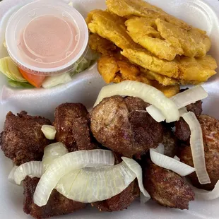 Carne frita y tostones