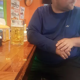 Big Nate drinking a cerveza