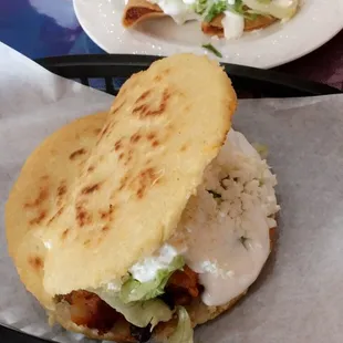 Gordita Frita de papa con chorizo y tacos dorados con papa