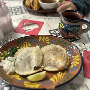 Gordita de barbacoa &amp; gordita de papa con chorizo