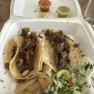 Un taco de tripa y un de cabeza