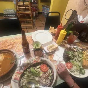 Caldo de mariscos,aguachiles verdes y mojarra frita Muy buena comida se los recomiendo Servicio 10 de 10