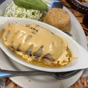 Pescado Relleno con salada de crema de Chipotle