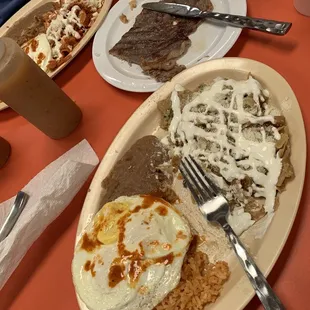 Chilaquiles rojos con cecina