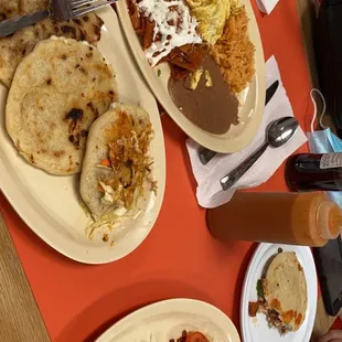 Pupusas, Hurache de pastor, Mulita de carne asada and Chilaquiles rojos