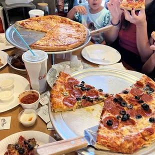 Lg Cheese, Med Pepperoni w olive. Buffalo wings. And the garlic knots (2) orders went so fast
