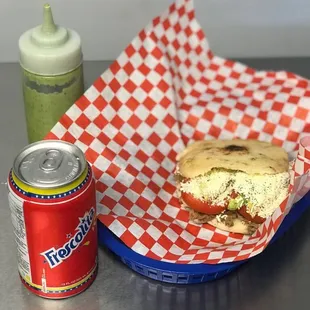 Arepa llanera acompañada de una fresscolita