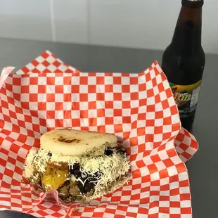 Arepa de pabellón con una maltica polar!!