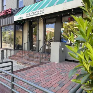 the entrance to el rinconcito cafe