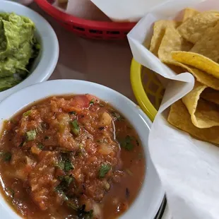 Guacamole, salsa and chips