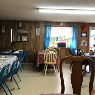 Small, but clean. Awesome food and roadside find!