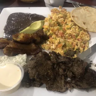 Un excelente desayuno típico y con atención amable y servicial. El sabor de cada platillo es buenísimo y la calidad nunca cambia.