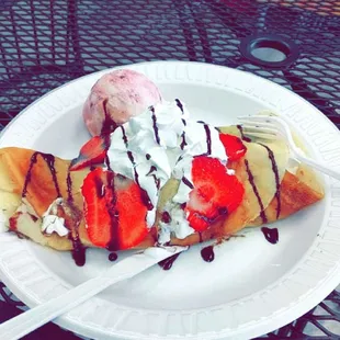 Crepes are really good:))) fruta and ice cream