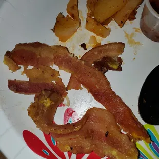a plate of bacon and potatoes