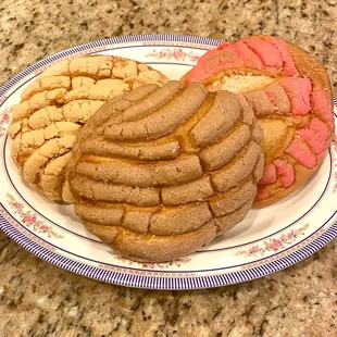 The softest, sweetest most delicious conchas ever right out of the oven!!