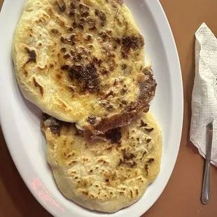 1 pupusa loca, 1 pupusa revuelta