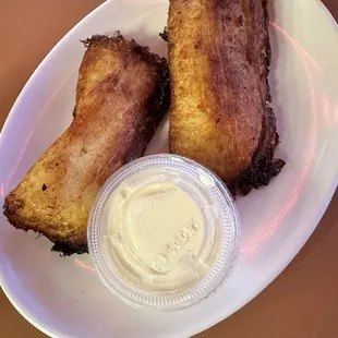 2 tamales de elote frito with crema