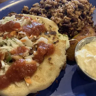 Loroco y Queso Pupusa