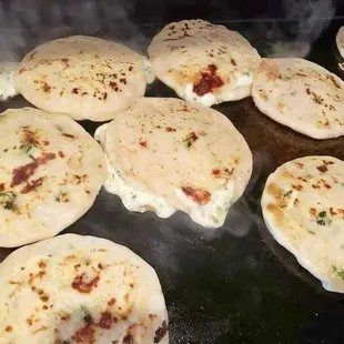 Sabrosas pupusas de queso con loroco