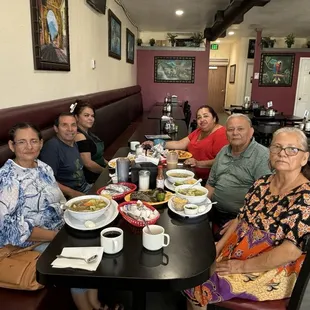 Disfrutando de una sabrosa y auténtica comida salvadoreña