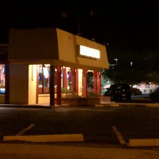 the outside of a restaurant at night