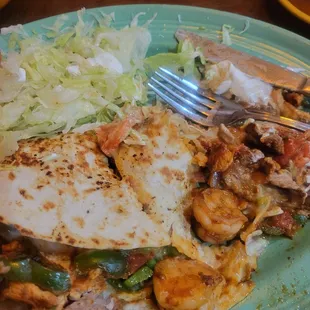 Fajitas quesdilla (Steak, shrimp and chicken)