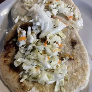 Pupusas revueltas con curtido