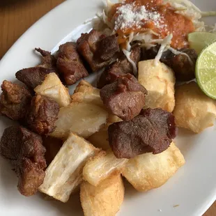 Yucca con chicharron
